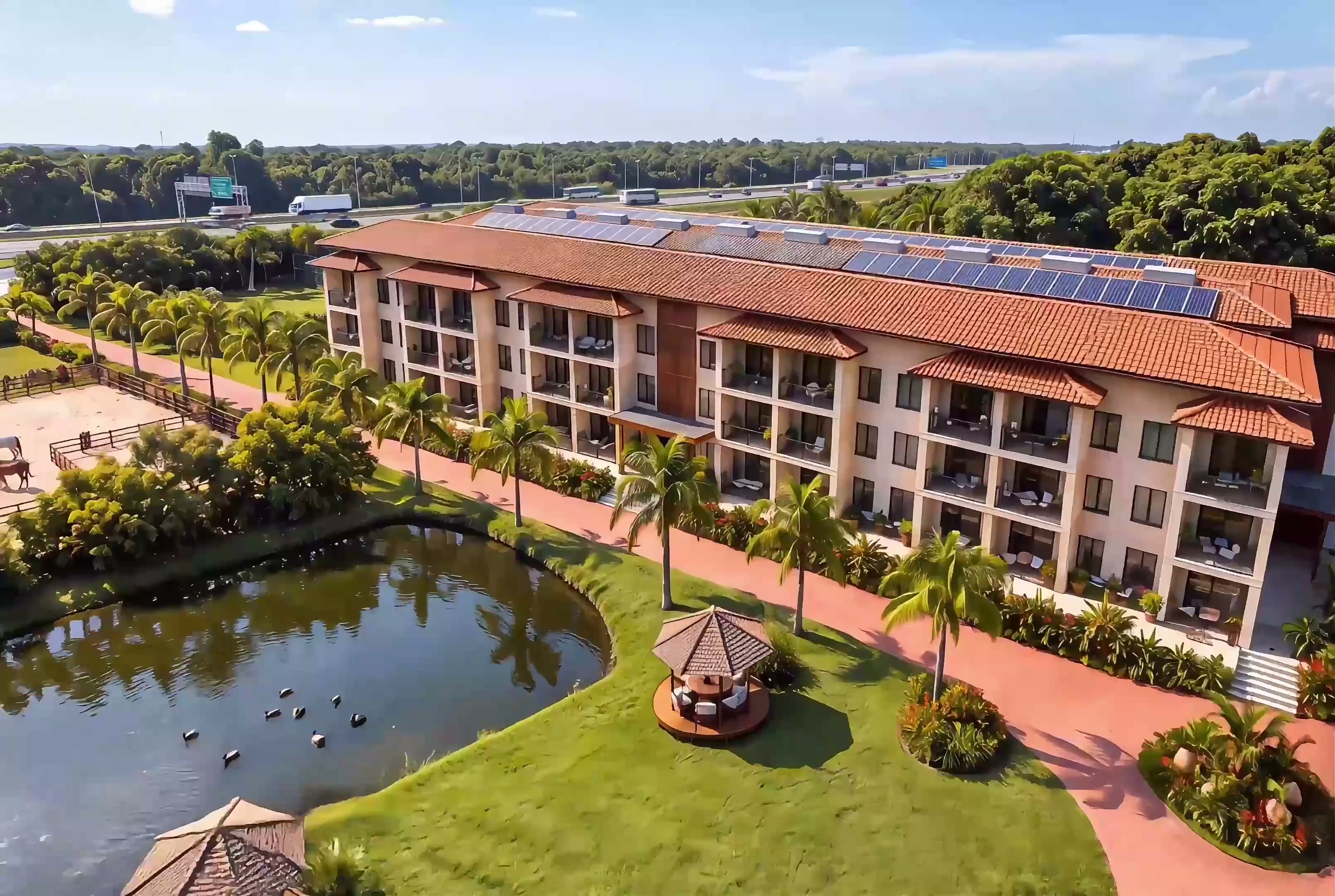 Vista aérea da Pousada Villa Real, com o bloco de quartos, o lago e os jardins